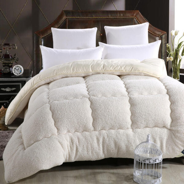 Luxurious Polyester Quilt Blanket
