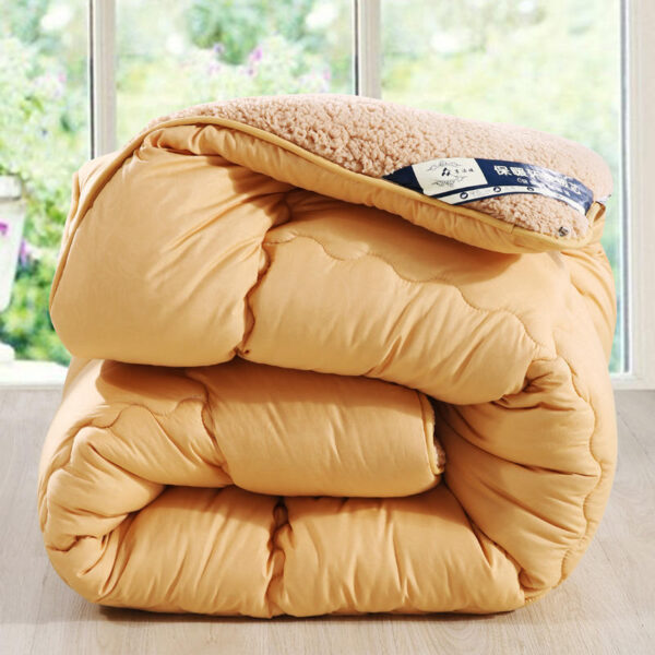 Luxurious Polyester Quilt Blanket - Image 3